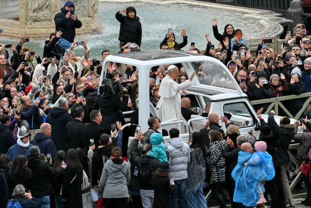 TOPSHOT - Pope Leo XIV waves to faithfull as he arrives aboard the popemobile ahead of addressing the Urbi et Orbi message and blessing to the city and the world as part of Christmas celebrations, at St Peter's square in the Vatican on December 25, 2025. (Photo by Andreas SOLARO / AFP)