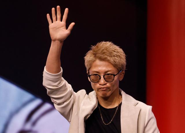 Japan's boxer Naoya Inoue waves to a cheering the fans as he arrived to attend the final press conference   at the Boulevard Entertainment City, In Riyadh on December 25, 2025, ahead of the final major fight card of the year against Mexico's David Picasso presented by the Riyadh season entitled "The Ring V night of Samurai". The fight will take place at the Mohammed Abdo Arena, in Riyadh on December 27, 2025. (Photo by Fayez Nureldine / AFP)