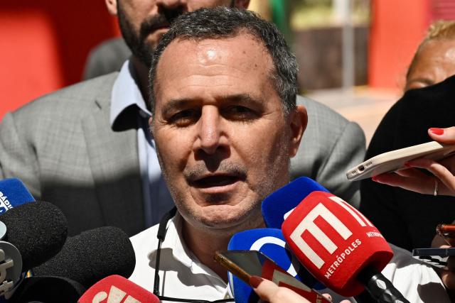 The chief physician of the team caring for former Brazil's President (2019–2023) Jair Bolsonaro, Claudio Birolini, speaks with the press after Bolsonaro underwent inguinal hernia surgery at DF Star Hospital, in Brasнlia, on December 25, 2025. Bolsonaro, who is serving a 27-year prison sentence for an attempted coup, underwent a "successful" surgery his wife announced in an Instagram post. (Photo by Evaristo Sa / AFP)