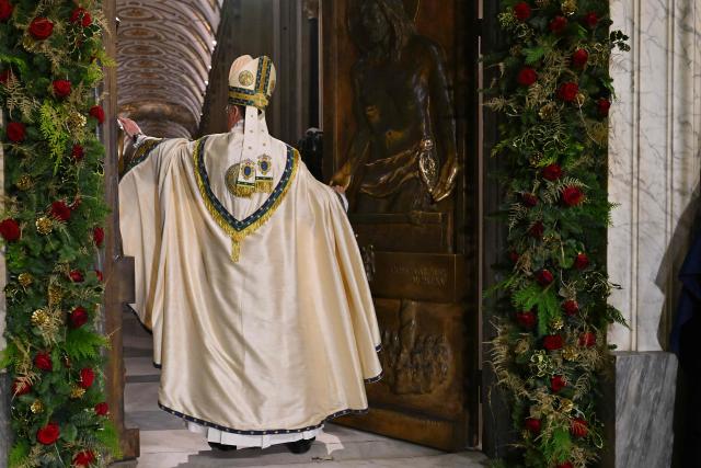 Lithuanian Cardinal Rolandas Makrickas, Archpriest of the Papal Basilica of Santa Maria Maggiore in Rome, celebrates the closing a Holy Door on December 25, 2025, as part of the end of the Catholic Jubilee Year.  (Photo by Andreas SOLARO / POOL / AFP)