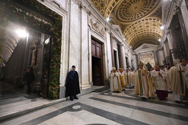 Lithuanian Cardinal Rolandas Makrickas (C), Archpriest of the Papal Basilica of Santa Maria Maggiore in Rome, celebrates the closing a Holy Door on December 25, 2025, as part of the end of the Catholic Jubilee Year.  (Photo by Andreas SOLARO / POOL / AFP)