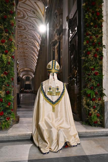 Lithuanian Cardinal Rolandas Makrickas, Archpriest of the Papal Basilica of Santa Maria Maggiore in Rome, celebrates the closing a Holy Door on December 25, 2025, as part of the end of the Catholic Jubilee Year.  (Photo by Andreas SOLARO / POOL / AFP)