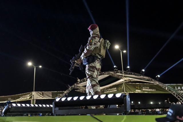 A member of the Guinea Special Forces unit stands guard during the final campaign rally of Guinean President and presidential candidate Mamady Doumbouya ahead of the country's presidential election in Conakry on December 25, 2025. Guinean voters head to the polls for a presidential election on December 28, 2025. (Photo by PATRICK MEINHARDT / AFP)