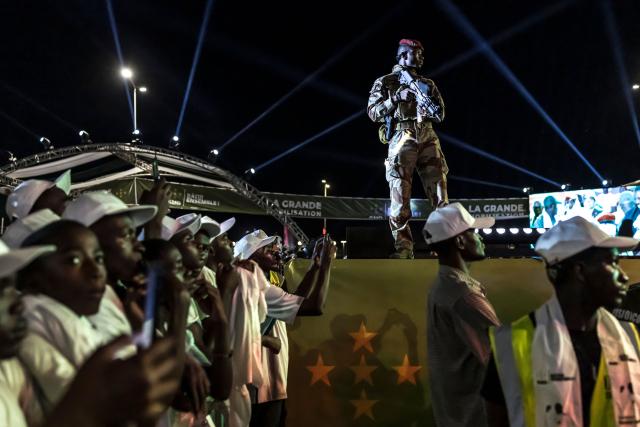 A member of the Guinea Special Forces unit stands guard during the final campaign rally of Guinean President and presidential candidate Mamady Doumbouya ahead of the country's presidential election in Conakry on December 25, 2025. Guinean voters head to the polls for a presidential election on December 28, 2025. (Photo by PATRICK MEINHARDT / AFP)