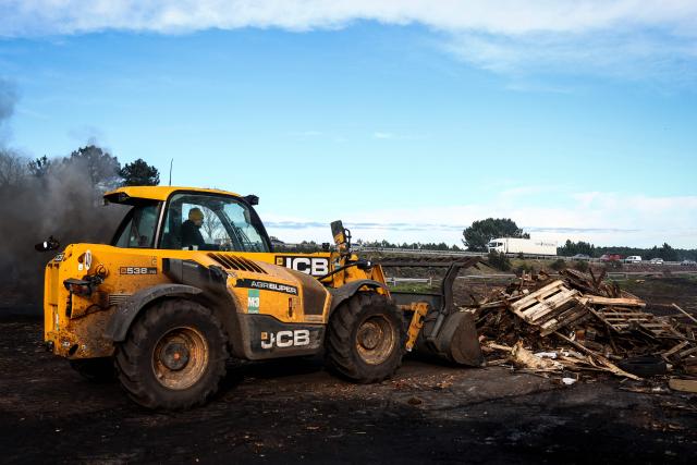 A protester drives a vehicle clearing the A63 highway in Cestas south-western France, on December 26, 2025 during a farmers demonstration to protest against the government's mandatory culling protocol for cattle herds affected by lumpy skin disease (dermatose nodulaire contagieuse).  (Photo by ROMAIN PERROCHEAU / AFP)