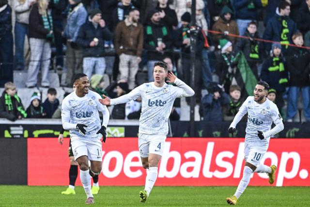 Royale Union Saint-Gilloise's Norwegian midfielder #04 Mathias Rasmussen (C) celebrates after scoring the opening goal during the Belgian Pro League football match between Cercle Brugge and Royal Union Saint-Gilloise at the jan Breydel Stadium in Bruges on December 26, 2025. (Photo by Tom Goyvaerts / Belga / AFP) / Belgium OUT