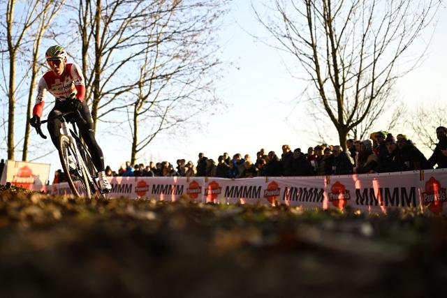 Crelan - Corendon team's Belgian rider Laurens Sweeck competes in the Men's cyclocross elite race stage 7 of the UCI World Cup competition, in Gavere, on December 26, 2025. (Photo by JASPER JACOBS / Belga / AFP) / Belgium OUT
