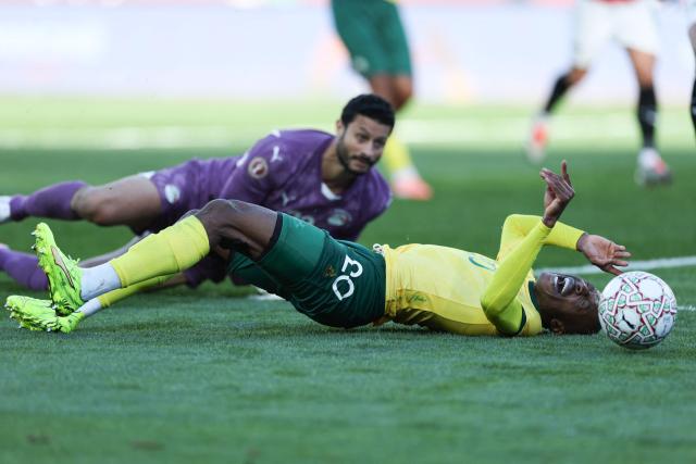 Egypt's goalkeeper #16 Mohamed El Shenawy collides with South Africa's defender #20 Khuliso Mudau during the Africa Cup of Nations (CAN) Group B football match between Egypt and South Africa at Adrar Stadium in Agadir on December 26, 2025. (Photo by FRANCK FIFE / AFP)