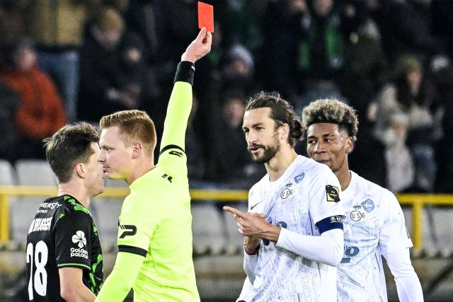 Royale Union Saint-Gilloise's English defender #16 Christian Burgess (C-R) receives a red card from Belgian referee Lothar D'Hondt during the Belgian Pro League football match between Cercle Brugge and Royal Union Saint-Gilloise at the jan Breydel Stadium in Bruges on December 26, 2025. (Photo by Tom Goyvaerts / Belga / AFP) / Belgium OUT