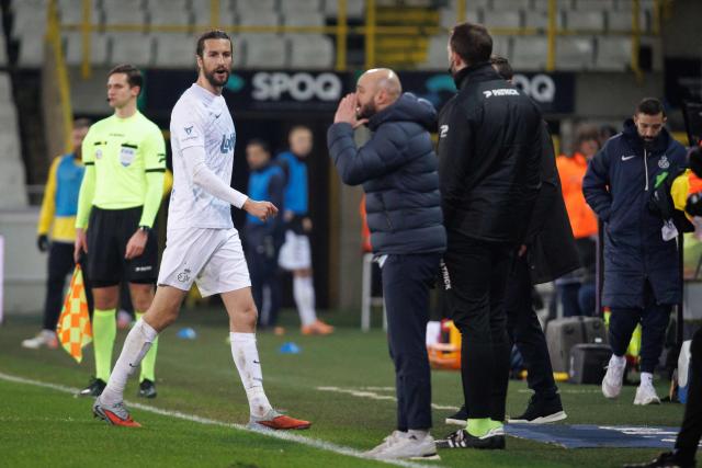 Royale Union Saint-Gilloise's English defender #16 Christian Burgess (C-L) leaves the pitch after receiving a red card during the Belgian Pro League football match between Cercle Brugge and Royal Union Saint-Gilloise at the jan Breydel Stadium in Bruges on December 26, 2025. (Photo by KURT DESPLENTER / Belga / AFP) / Belgium OUT