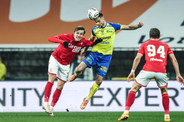 STVV's North Macedonian defender #26 Visar Musliu (C) fights for the ball with Standard Liege's German forward #10 Dennis Eckert Ayensa (L) during the Belgian Pro League football match between Standard de Liege and Sint-Truiden VV at the Maurice Dufrasne Stadium in Liege, on December 26, 2025. (Photo by BRUNO FAHY / Belga / AFP) / Belgium OUT
