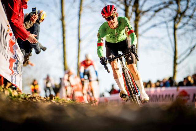 Dutch Mees Hendrikx competes the men's elite race of the World Cup cyclocross cycling event, stage 7 (out of 12) of the UCI World Cup competition, in Gavere on December 26, 2025. (Photo by JASPER JACOBS / Belga / AFP) / Belgium OUT