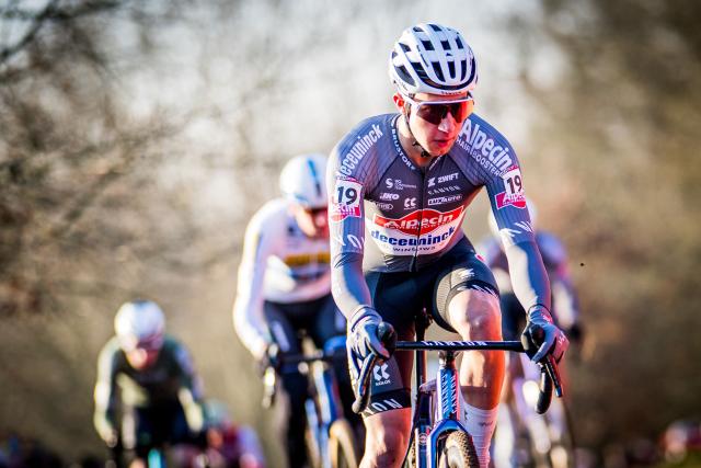 Belgian Jente Michels competes the men's elite race of the World Cup cyclocross cycling event, stage 7 (out of 12) of the UCI World Cup competition, in Gavere on December 26, 2025. (Photo by JASPER JACOBS / Belga / AFP) / Belgium OUT