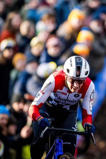 Dutch Lucinda Brand competes the women's elite race of the World Cup cyclocross cycling event, stage 7 (out of 12) of the UCI World Cup competition, in Gavere on December 26, 2025. (Photo by JASPER JACOBS / Belga / AFP) / Belgium OUT