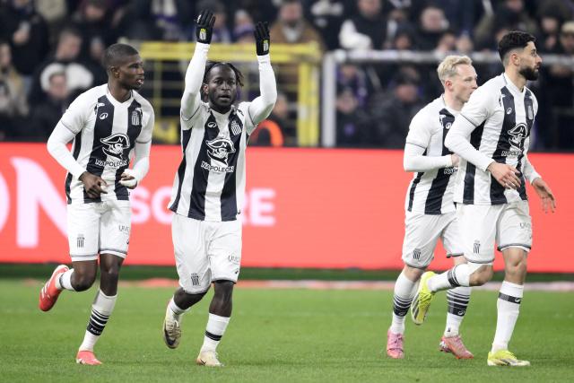 Royal Charleroi SC's Ivoirian forward #10 Parfait Guiagon (2L) celebrates after scoring Royal Charleroi's second goal during the Belgian Pro League football match between RSC Anderlecht and Royal Charleroi SC at the Lotto Park stadium in Brussels, on December 26, 2025. (Photo by JOHN THYS / Belga / AFP) / Belgium OUT