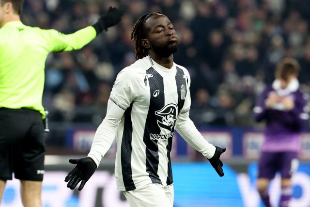 Royal Charleroi SC's Ivoirian forward #10 Parfait Guiagon (C) celebrates after scoring Royal Charleroi's second goal during the Belgian Pro League football match between RSC Anderlecht and Royal Charleroi SC at the Lotto Park stadium in Brussels, on December 26, 2025. (Photo by VIRGINIE LEFOUR / Belga / AFP) / Belgium OUT