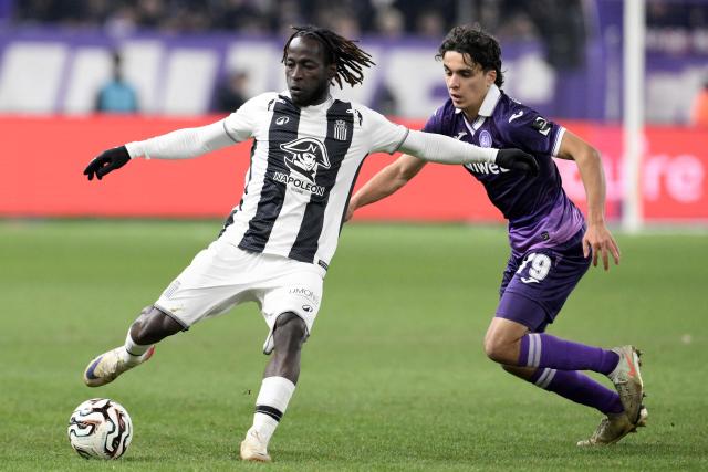 Royal Charleroi SC's Ivoirian forward #10 Parfait Guiagon (L) and RSC Anderlecht's Moroccan defender #79 Ali Maamar (R) fight for the ball during the Belgian Pro League football match between RSC Anderlecht and Royal Charleroi SC at the Lotto Park stadium in Brussels, on December 26, 2025. (Photo by JOHN THYS / Belga / AFP) / Belgium OUT