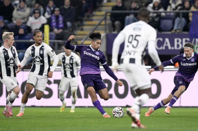 RSC Anderlecht's Canadian midfielder #13 Nathan-Dylan Saliba (C) passes the ball during the Belgian Pro League football match between RSC Anderlecht and Royal Charleroi SC at the Lotto Park stadium in Brussels, on December 26, 2025. (Photo by JOHN THYS / Belga / AFP) / Belgium OUT