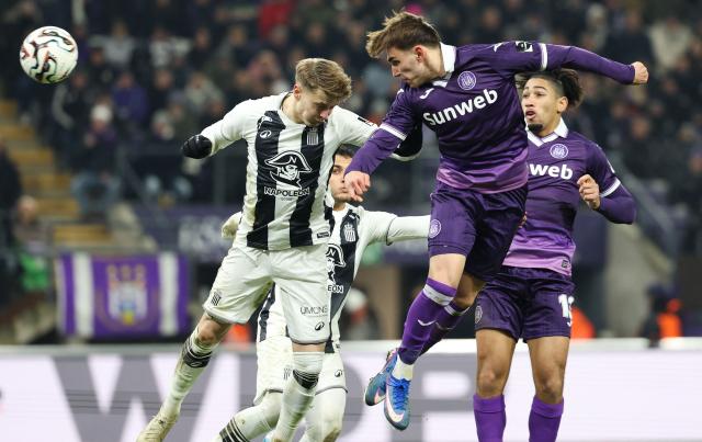 Charleroi's Swiss defender Lewin Blum (L) and RSC Anderlecht's Serbian forward #09 Mihajlo Cvetkovic (2R) fight for the ball during the Belgian Pro League football match between RSC Anderlecht and Royal Charleroi SC at the Lotto Park stadium in Brussels, on December 26, 2025. (Photo by VIRGINIE LEFOUR / Belga / AFP) / Belgium OUT