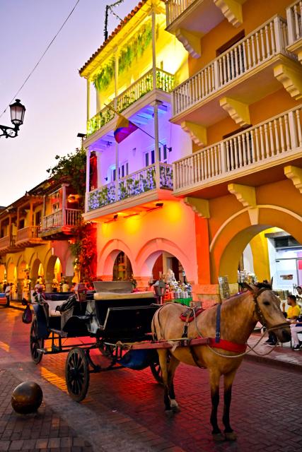 A horse-drawn carriage is seen at the historic center of Cartagena, Colombia, on December 26, 2025. Traditional horse-drawn carriages will be banned starting December 29, 2025, in Cartagena, a tourist jewel of Colombia, the local mayor announced on December 26. (Photo by Manuel PEDRAZA / AFP)