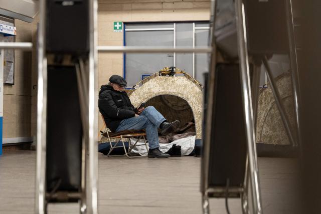 People take shelter at a metro station during Russian air attacks in Kyiv on December 27, 2025, amid the Russian invasion of Ukraine. Ukraine's air force announced a countrywide air alert and said drones and missiles were moving over several regions including Kyiv. (Photo by Serhii Okunev / AFP)