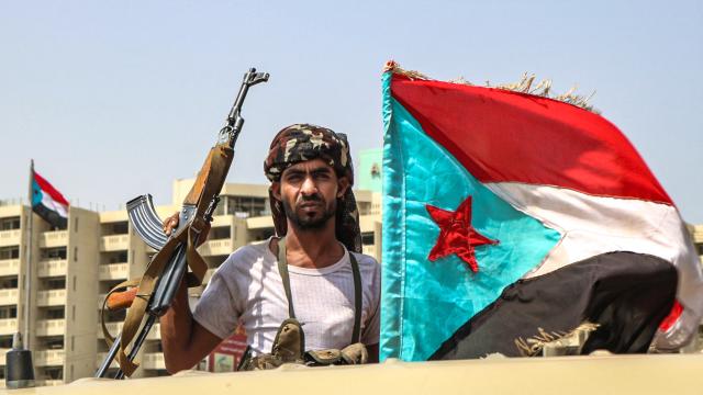 (FILES) A fighter of the UAE-trained Security Belt Force, dominated by members of the Southern Transitional Council (STC) which seeks independence for south Yemen, poses with a Kalashnikov assault rifle and the southern separatist flag (the old flag of South Yemen), while standing in the back of a pickup truck in the Khor Maksar district of the second city of Aden on August 29, 2019. Saudi Arabia warned on December 27, 2025 it would back Yemen's government in any military confrontation with separatist forces and urged them to withdraw "peacefully" from recently-seized provinces. In recent weeks, separatists backed by the United Arab Emirates and seeking to revive the formerly independent state of South Yemen have made territorial gains. (Photo by Nabil HASAN / AFP)