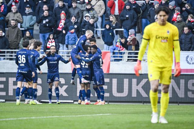 Zulte Waregem's French defender #17 Emran Soglo (3rd L) celebrates with teammates after his team's first goal during the Belgian "Pro League" First Division football match between Royal Antwerp FC and SV Zulte Waregem at the Bosuil Stadium in Antwerp on December 27, 2025. (Photo by Tom Goyvaerts / BELGA / AFP) / Belgium OUT