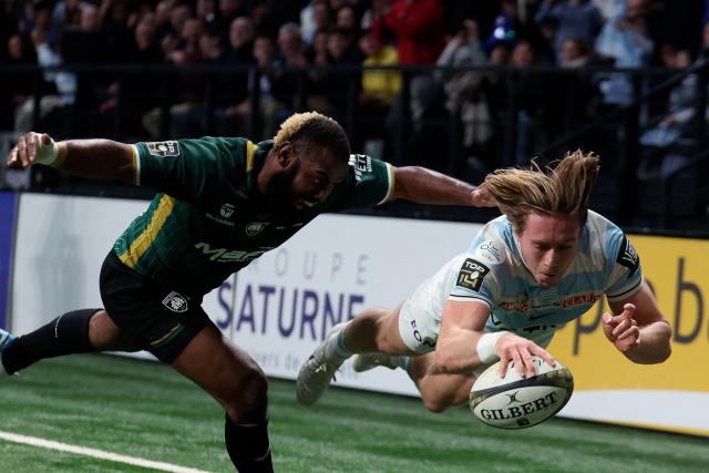 Racing 92' French winger Wilfried Hulleu (R) dives to score a try during the French Top14 rugby union match between Racing 92 and US Montauban at Paris La Defense Arena in Nanterre, on the outskirts of Paris, on December 27, 2025. (Photo by ALAIN JOCARD / AFP)