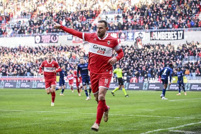 Antwerp's Dutch forward #18 Vincent Janssen celebrates after scoring a goal during the Belgian Pro League football match between Royal Antwerp FC and SV Zulte Waregem at the Bosuil Stadium in Antwerp on December 27, 2025. (Photo by Tom Goyvaerts / BELGA / AFP) / Belgium OUT