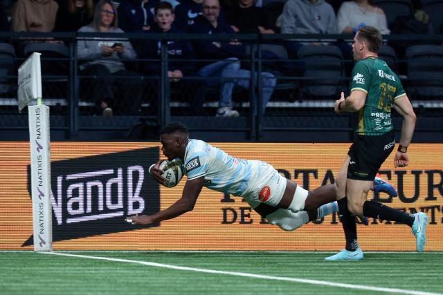 Racing 92' Zimbabwean flanker Shingirai Manyarara (L) dives to score a try during the French Top14 rugby union match between Racing 92 and US Montauban at Paris La Defense Arena in Nanterre, on the outskirts of Paris, on December 27, 2025. (Photo by ALAIN JOCARD / AFP)