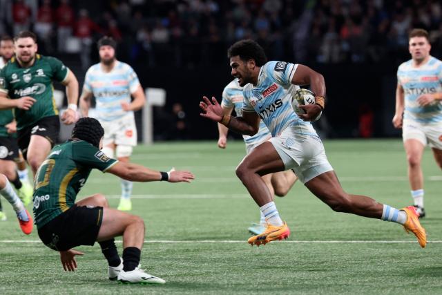 Racing 92' Fijian winger Selestino Ravutaumada (C) runs with the ball during the French Top14 rugby union match between Racing 92 and US Montauban at Paris La Defense Arena in Nanterre, on the outskirts of Paris, on December 27, 2025. (Photo by ALAIN JOCARD / AFP)
