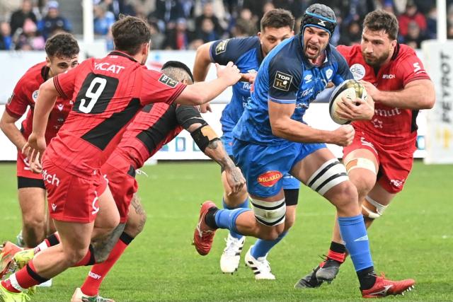 Castres' Canadian flanker Tyler Ardron (2nd R) runs with the ball during the French Top 14 rugby union match between Castres Olympique and Lyon Olympique Universitaire Rugby (LOU) at Stade Pierre Fabre in Castres, southern France, on December 27, 2025. (Photo by Matthieu RONDEL / AFP)