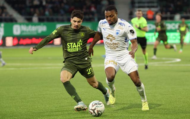 OH Leuven's Spanish defender #27 Oscar Gil (L) and RAAL La Louviere's Ghanaian forward #22 Jerry Afriyie fight for the ball during the Belgian "Pro League" First Division football match between Royale Association Athletique Louvierois and Oud-Heverlee Leuven at the Easi Arena in La Louviere on December 27, 2025. (Photo by VIRGINIE LEFOUR / BELGA / AFP) / Belgium OUT