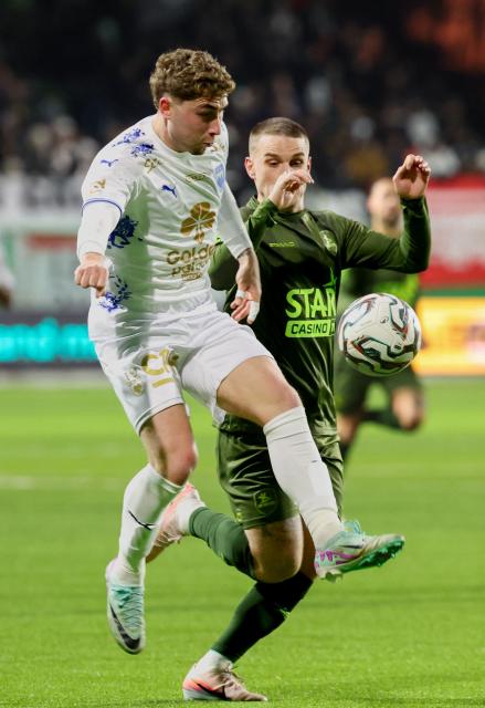 RAAL La Louviere's Spanish defender #19 Dario Benavides and OH Leuven's Belgian-French forward #07 Thibaud Verlinden fight for the ball during the Belgian "Pro League" First Division football match between Royale Association Athletique Louvierois and Oud-Heverlee Leuven at the Easi Arena in La Louviere on December 27, 2025. (Photo by VIRGINIE LEFOUR / BELGA / AFP) / Belgium OUT