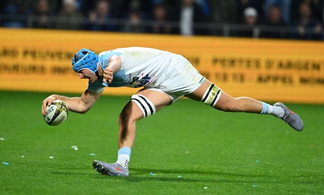 Bayonne's French flanker Esteban Capilla scores a try during the French Top14 rugby union match between Aviron Bayonnais (Bayonne) and Stade Francais at Stade Jean Dauger in Bayonne, south-western France, on December 27, 2025. (Photo by Gaizka IROZ / AFP)
