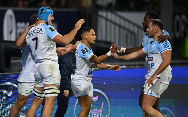 Bayonne's players celebrate after scoring a try during the French Top14 rugby union match between Aviron Bayonnais (Bayonne) and Stade Francais at Stade Jean Dauger in Bayonne, south-western France, on December 27, 2025. (Photo by Gaizka IROZ / AFP)