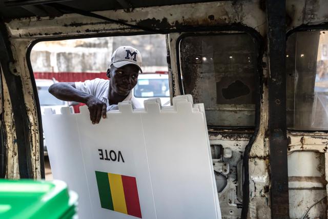 An official of the General Directorate of Elections (DGE) loads voting booths into a van ahead of their distribution to different polling stations at Dixinn’s city hall in Conakry, on December 27, 2025, on the eve on Guinea’s presidential election. (Photo by PATRICK MEINHARDT / AFP)