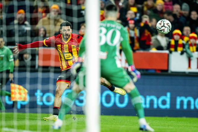 Mechelen's Turkish forward #21 Halil Ozdemir shoots in front of FCV Dender EH's French goalkeeper #30 Guillaume Dietsch during the Belgian "Pro League" First Division football match between KV Mechelen and FCV Dender EH at the Achter De Kazerne Stadium in Mechelen on December 27, 2025. (Photo by JASPER JACOBS / Belga / AFP) / Belgium OUT