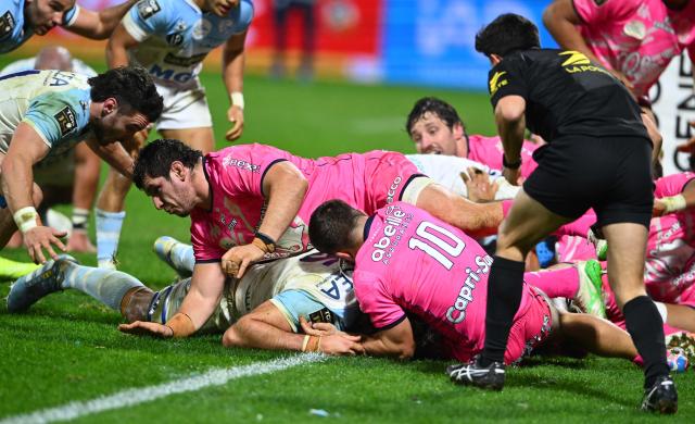 Bayonne's Argentine lock Lucas Paulos (C) scores a try during the French Top14 rugby union match between Aviron Bayonnais (Bayonne) and Stade Francais at Stade Jean Dauger in Bayonne, south-western France, on December 27, 2025. (Photo by Gaizka IROZ / AFP)