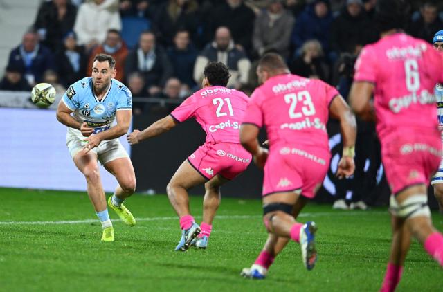 Bayonne's French fly-half Joris Segonds (L) passes the ball during the  French Top14 rugby union match between Racing 92 and US Montauban at Paris La Defense Arena in Nanterre, on the outskirts of Paris, on December 27, 2025. (Photo by Gaizka IROZ / AFP)