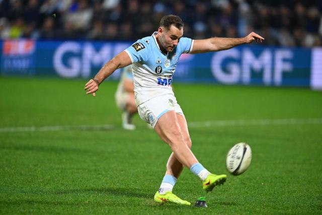 Bayonne's French fly-half Joris Segonds kicks a conversion to win the French Top14 rugby union match between Aviron Bayonnais (Bayonne) and Stade Francais at Stade Jean Dauger in Bayonne, south-western France, on December 27, 2025. (Photo by Gaizka IROZ / AFP)