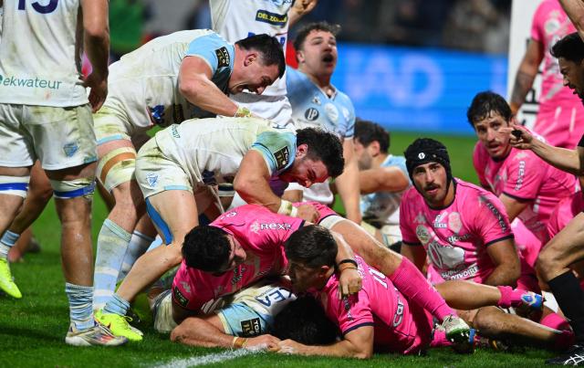 Bayonne's players celebrate a try during the French Top14 rugby union match between Aviron Bayonnais (Bayonne) and Stade Francais at Stade Jean Dauger in Bayonne, south-western France, on December 27, 2025. (Photo by Gaizka IROZ / AFP)