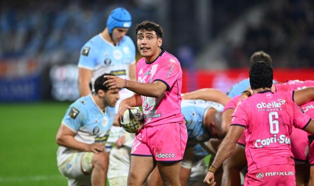 Stade Français' French scrum-half Thibaut Robert Motassi Dibongue (C) reacts during the French Top14 rugby union match between Aviron Bayonnais (Bayonne) and Stade Francais at Stade Jean Dauger in Bayonne, south-western France, on December 27, 2025. (Photo by Gaizka IROZ / AFP)