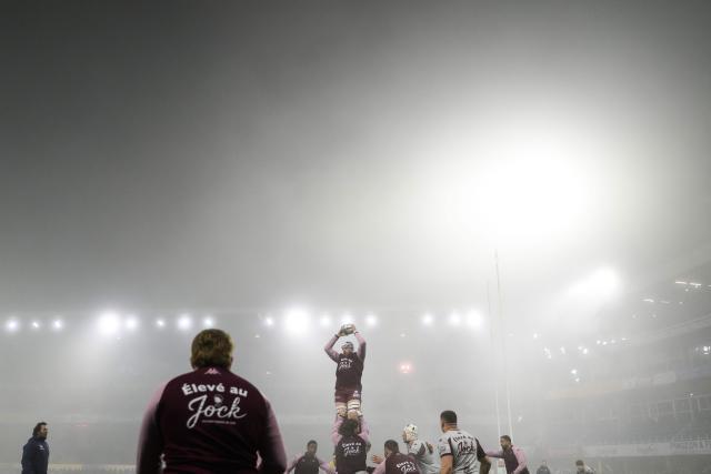 Bordeaux's players warm up in heavy fog prior to the French Top14 rugby union match between ASM Clermont Auvergne and Union Bordeaux-Begles (UBB) at the Marcel-Michelin Stadium in Clermont-Ferrand, central France on December 27, 2025. (Photo by JEFF PACHOUD / AFP)