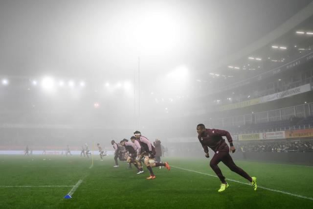 Bordeaux's players warm up in heavy fog prior to the French Top14 rugby union match between ASM Clermont Auvergne and Union Bordeaux-Begles (UBB) at the Marcel-Michelin Stadium in Clermont-Ferrand, central France on December 27, 2025. (Photo by JEFF PACHOUD / AFP)