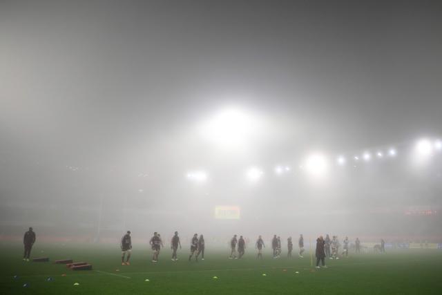 Bordeaux's players warm up in heavy fog prior to the French Top14 rugby union match between ASM Clermont Auvergne and Union Bordeaux-Begles (UBB) at the Marcel-Michelin Stadium in Clermont-Ferrand, central France on December 27, 2025. (Photo by JEFF PACHOUD / AFP)