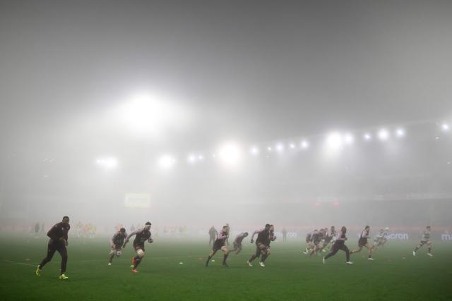 Bordeaux's players warm up in heavy fog prior to the French Top14 rugby union match between ASM Clermont Auvergne and Union Bordeaux-Begles (UBB) at the Marcel-Michelin Stadium in Clermont-Ferrand, central France on December 27, 2025. (Photo by JEFF PACHOUD / AFP)