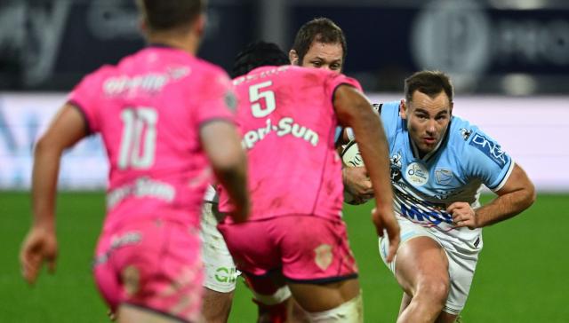 Bayonne's South African scrum-half Herschel Jantjies (R) runs with the ball during the French Top14 rugby union match between Aviron Bayonnais (Bayonne) and Stade Francais at Stade Jean Dauger in Bayonne, south-western France, on December 27, 2025. (Photo by Gaizka IROZ / AFP)