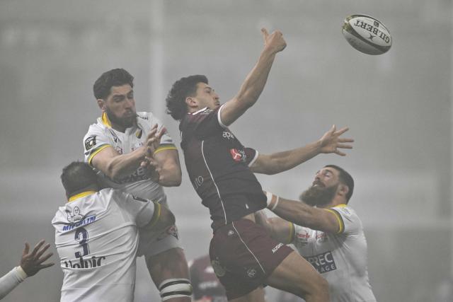 Clermont's Australian lock Rob Simmons (CL) and Bordeaux-Begles' French centre Pablo Uberti (CR) compete for a high ball during the French Top14 rugby union match between ASM Clermont Auvergne and Union Bordeaux-Begles (UBB) at the Marcel-Michelin Stadium in Clermont-Ferrand, central France on December 27, 2025. (Photo by JEFF PACHOUD / AFP)