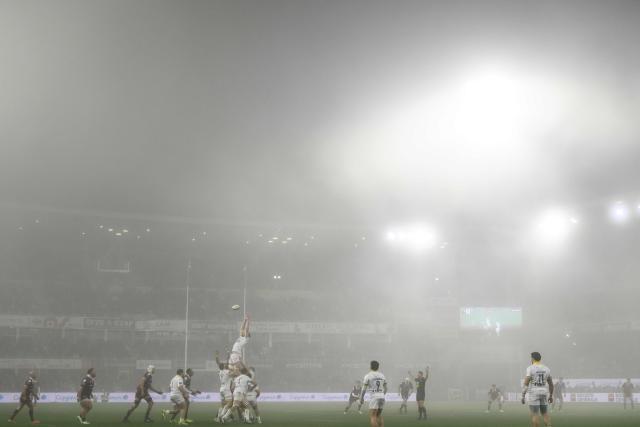 Clermont's players take a lineout during the French Top14 rugby union match between ASM Clermont Auvergne and Union Bordeaux-Begles (UBB) at the Marcel-Michelin Stadium in Clermont-Ferrand, central France on December 27, 2025. (Photo by JEFF PACHOUD / AFP)